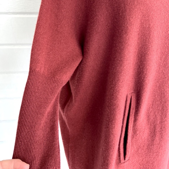 GARNET HILL Oversized Turtleneck Cashmere/Wool Blend Sweater in Goji Berry - S - Picture 4 of 12